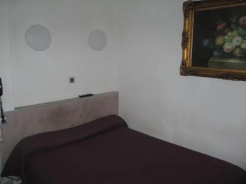 Camelia Prestige - Place De La Nation Hotel 2*